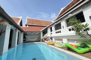 3 Bedroom House for rent in Khlong Tan Nuea, Bangkok