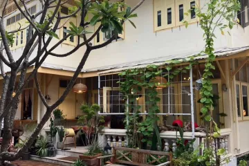 Commercial for rent in Si Phraya, Bangkok near MRT Sam Yan