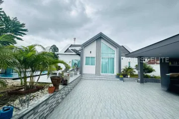 3 Bedroom House for sale in Na Kluea, Chonburi