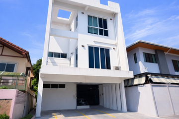 Office for rent in Hua Mak, Bangkok near MRT Yaek Lam Sali