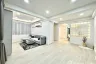5 Bedroom House for rent in Huai Khwang, Bangkok