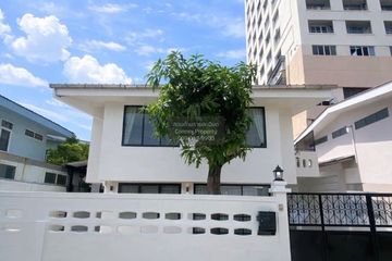5 Bedroom House for rent in Huai Khwang, Bangkok near MRT Sutthisan