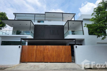 5 Bedroom House for rent in Phra Khanong Nuea, Bangkok