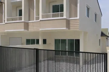 3 Bedroom Townhouse for sale in Khlong Chan, Bangkok