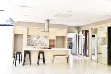 5 Bedroom House for rent in Phra Khanong, Bangkok near BTS Ekkamai