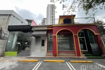 Commercial for rent in Khlong Tan Nuea, Bangkok