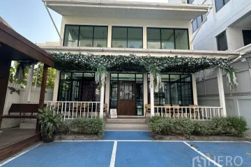 Commercial for rent in Khlong Tan Nuea, Bangkok