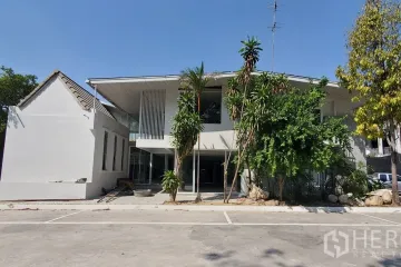 Commercial for rent in Khlong Tan Nuea, Bangkok