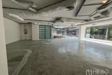 Warehouse / Factory for rent in Khlong Tan Nuea, Bangkok