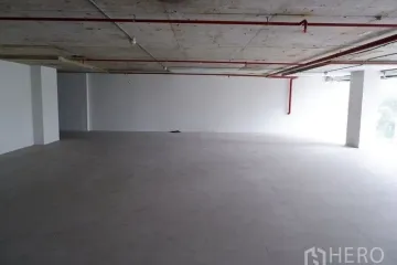 Warehouse / Factory for rent in Khlong Toei Nuea, Bangkok near MRT Sukhumvit