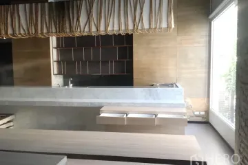 Warehouse / Factory for rent in Khlong Tan Nuea, Bangkok