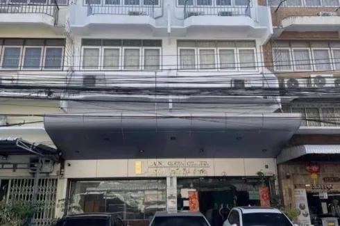 Commercial building / Home office located in Amarin Niwet 1