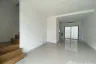3 Bedroom Townhouse for Sale or Rent in Patio Ladkrabang-Moterway, Thap Yao, Bangkok