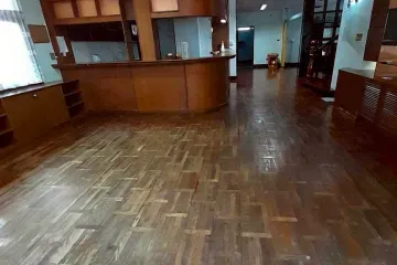 Office for rent in Si Phraya, Bangkok near MRT Sam Yan