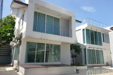 2 Bedroom House for rent in Phra Khanong, Bangkok near BTS Ekkamai
