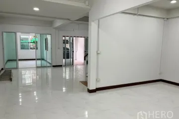 5 Bedroom Townhouse for rent in Sam Sen Nok, Bangkok