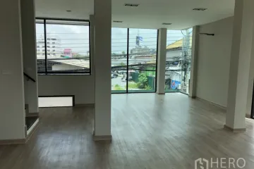 4 Bedroom Townhouse for rent in Sam Sen Nok, Bangkok near MRT Sutthisan