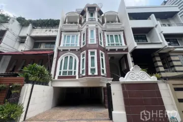 4 Bedroom Townhouse for sale in Bang Chak, Bangkok