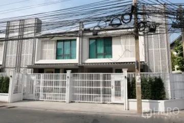 3 Bedroom Townhouse for rent in Khlong Tan Nuea, Bangkok