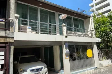 3 Bedroom Townhouse for rent in Khlong Tan Nuea, Bangkok