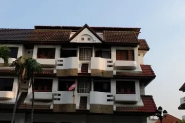 5 Bedroom Townhouse for sale in Khlong Tan Nuea, Bangkok