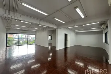 Office for rent in Khlong Toei Nuea, Bangkok near MRT Sukhumvit