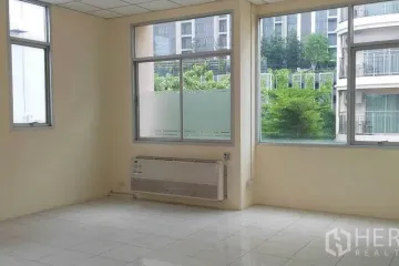 Office for rent in Bang Chak, Bangkok