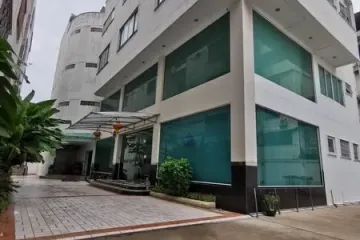 Office for rent in Bang Lamphu Lang, Bangkok near BTS Krung Thon Buri