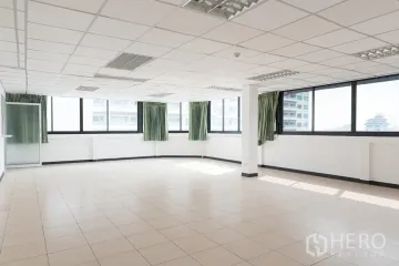 Office for rent in Khlong Toei Nuea, Bangkok near MRT Phetchaburi