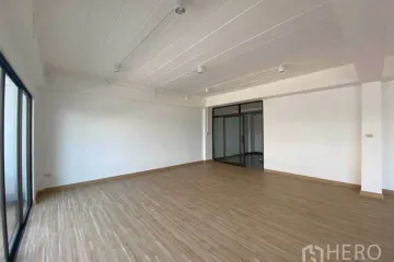 Office for rent in Phra Khanong Nuea, Bangkok