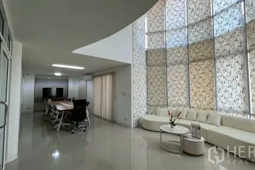 Office for rent in Phlapphla, Bangkok