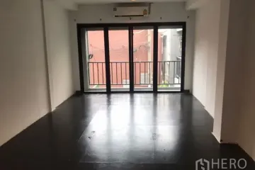 Office for Sale or Rent in Khlong Tan Nuea, Bangkok near BTS Phrom Phong