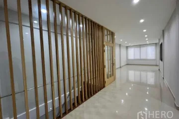 3 Bedroom Office for rent in Din Daeng, Bangkok near MRT Sutthisan