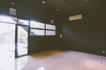 Office for rent in Chan Kasem, Bangkok near MRT Chankasem