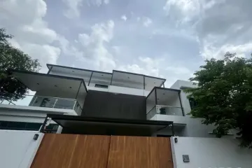 4 Bedroom Office for rent in Phra Khanong Nuea, Bangkok