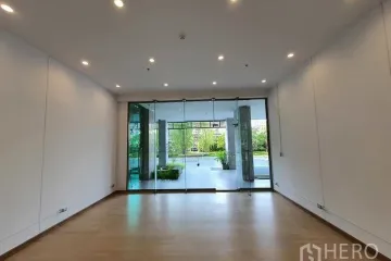 Commercial for rent in Khlong Tan Nuea, Bangkok