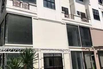 Commercial for rent in Khlong Tan Nuea, Bangkok