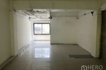 Commercial for rent in Khlong Tan Nuea, Bangkok