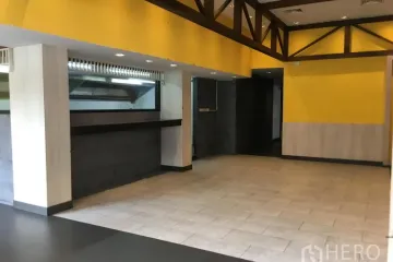 Commercial for rent in Khlong Tan Nuea, Bangkok