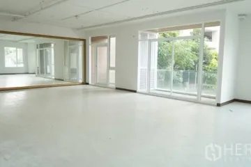 Commercial for rent in Khlong Tan Nuea, Bangkok