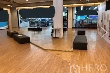 Commercial for rent in Khlong Tan Nuea, Bangkok