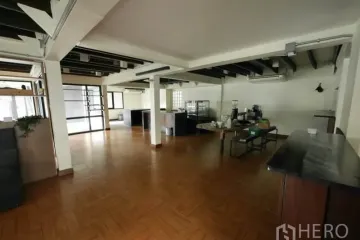 Commercial for rent in Khlong Tan Nuea, Bangkok