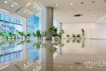 Commercial for rent in Bang Kapi, Bangkok near MRT Phetchaburi