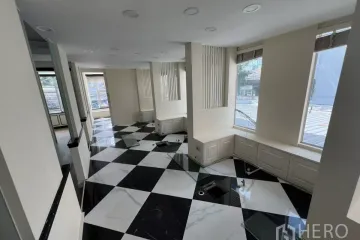 Commercial for rent in Khlong Tan Nuea, Bangkok