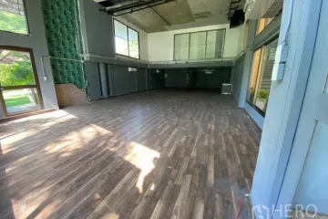 Commercial for rent in Khlong Tan Nuea, Bangkok
