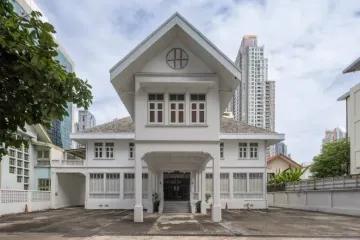 Commercial for rent in Silom, Bangkok near BTS Surasak