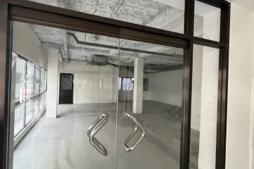 Commercial for rent in Khlong Toei Nuea, Bangkok near MRT Phetchaburi