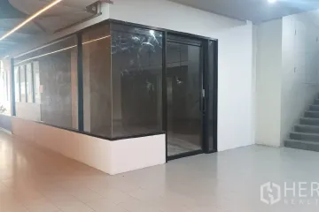 Commercial for rent in Khlong Toei Nuea, Bangkok near MRT Phetchaburi