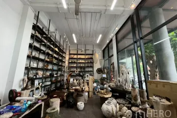 Commercial for rent in Khlong Tan Nuea, Bangkok