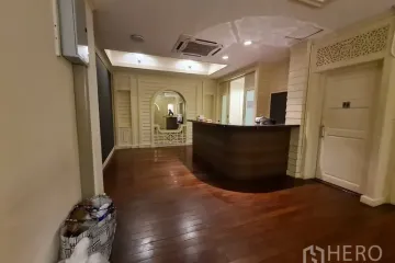 Commercial for rent in Khlong Tan Nuea, Bangkok